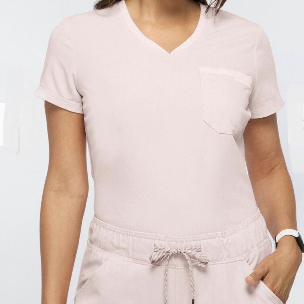 Jaanuu 2-Pocket Tuck-In Scrub Top in Blushing Pink Wm Sz M